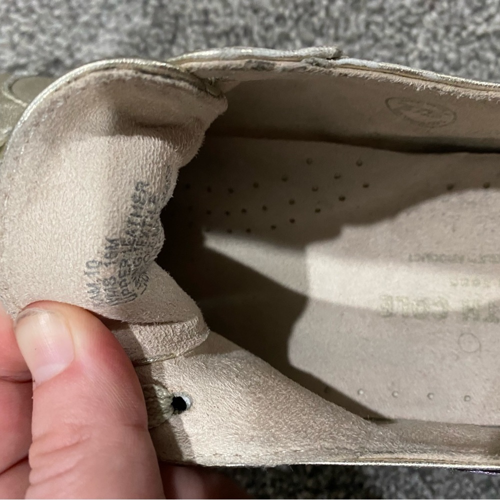 Kenneth Cole size 10 gold floral sneakers. - Picture 4 of 5